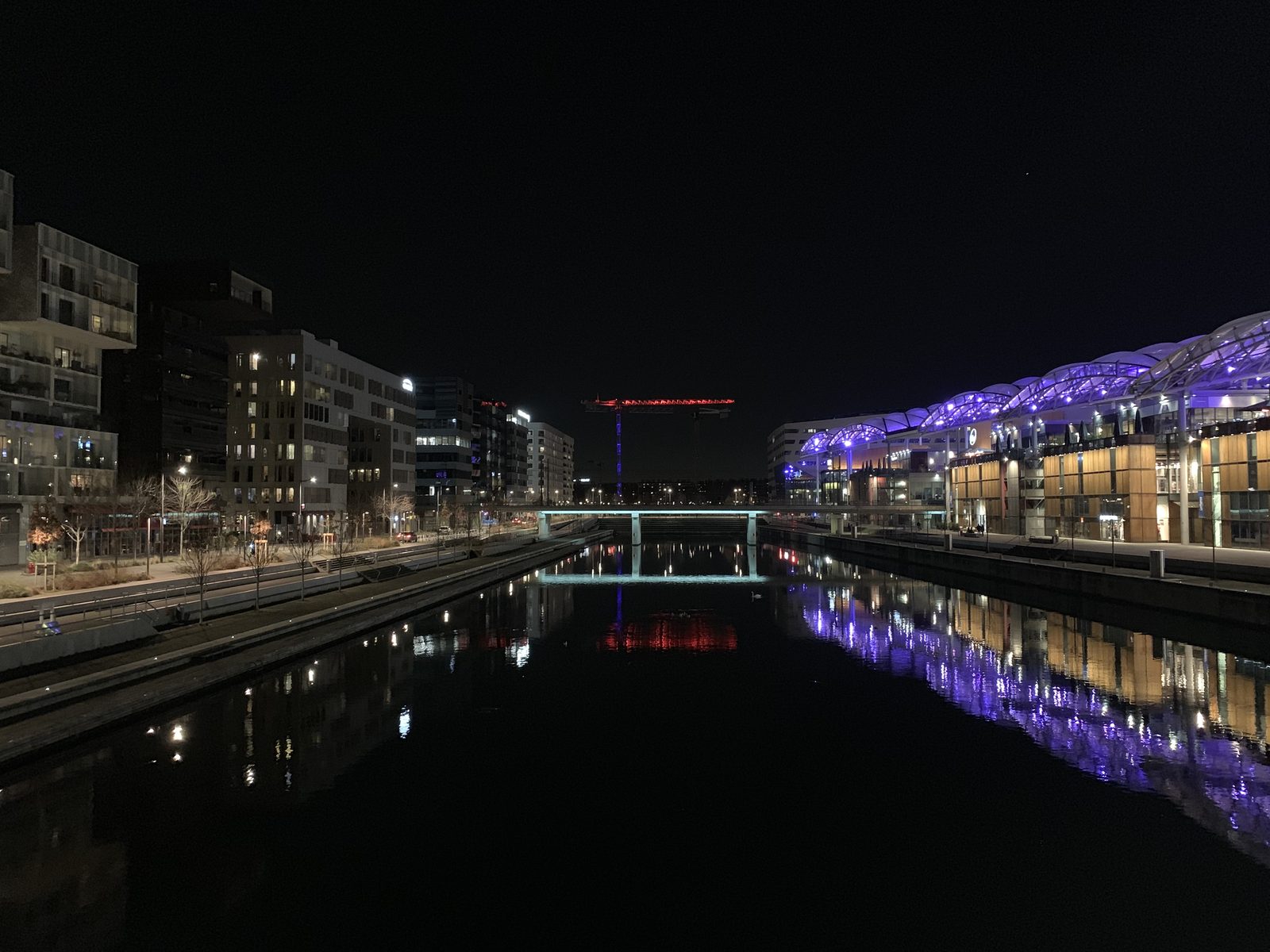 Le bassin de Confluence, la nuit