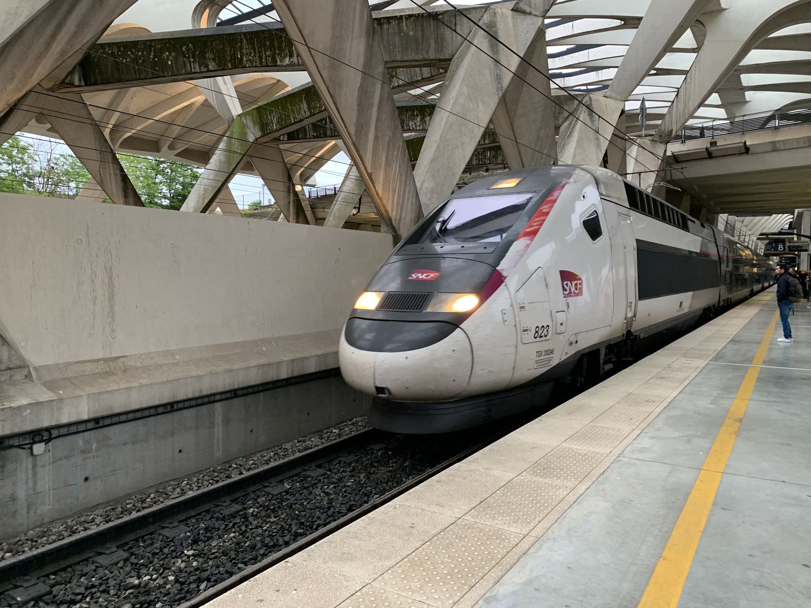 Un TGV en gare de Saint-Exupéry